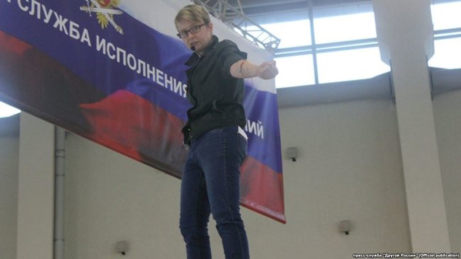Влезла на автозак и вскрыла себе вены: в России активистка протестовала против полицейского произвола 01