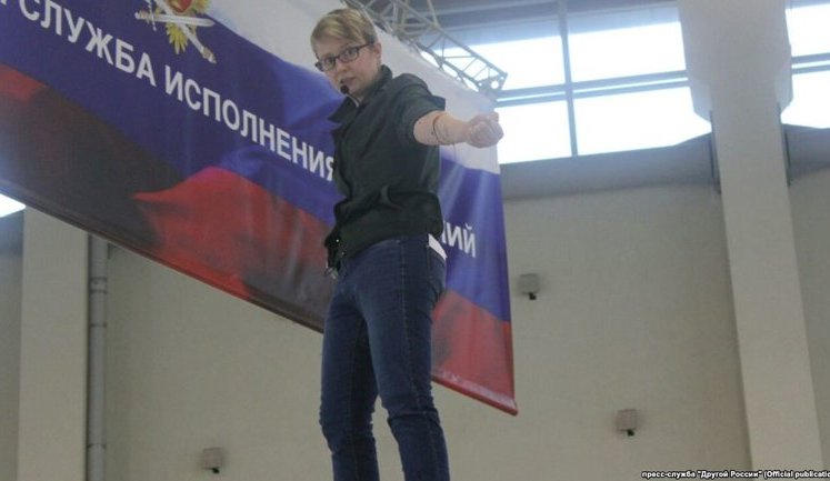 Вилізла на автозак і порізала собі вени: в Росії активістка протестувала проти поліцейського свавілля. ФОТО