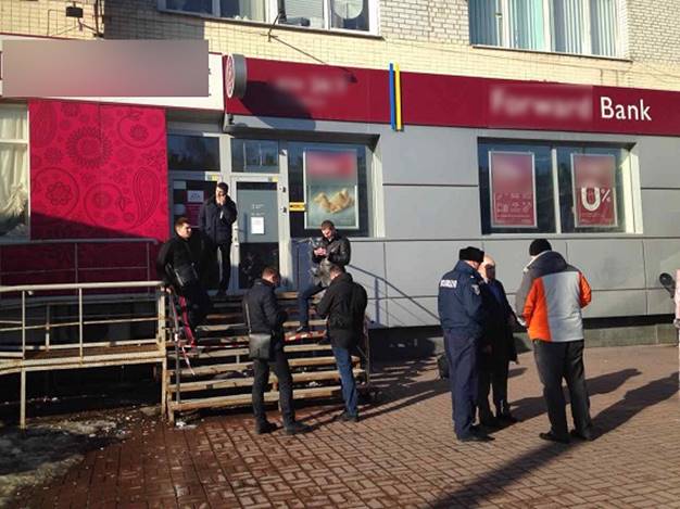 Неизвестный ограбил банк в Киеве, - полиция 02 Неизвестный ограбил банк в Киеве, - полиция 02