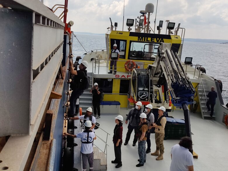 Inspection team began inspecting vessel with Ukrainian grain near Istanbul 03