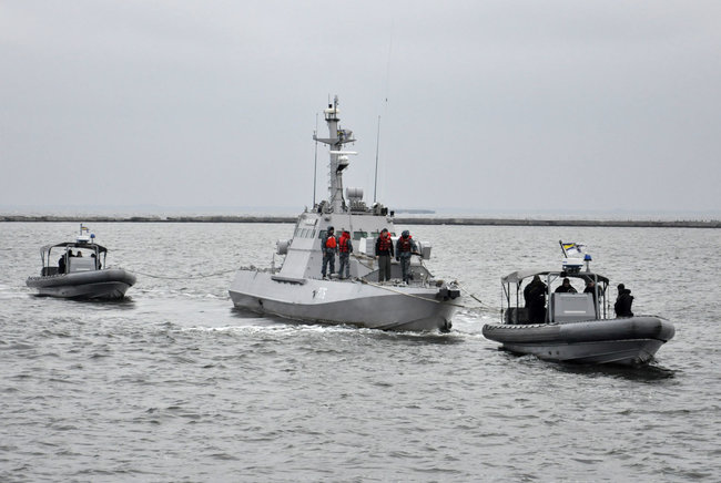 Звільнені з російського полону кораблі ВМС прийшли в порт Очаків 02