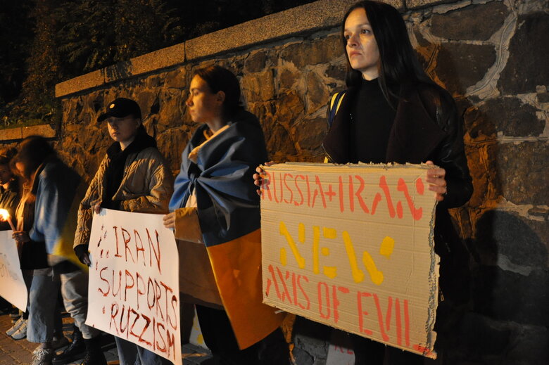 Russia+Iran new axis of evil: у Києві пікетували посольство Ірану через постачання зброї Росії 33