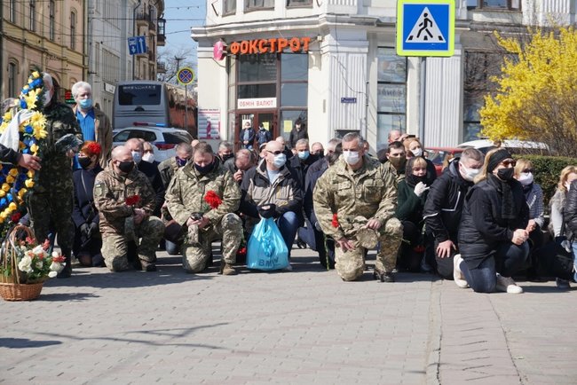 С погибшим на Донбассе украинским воином Андреем Маланчуком попрощались в Черновцах 03