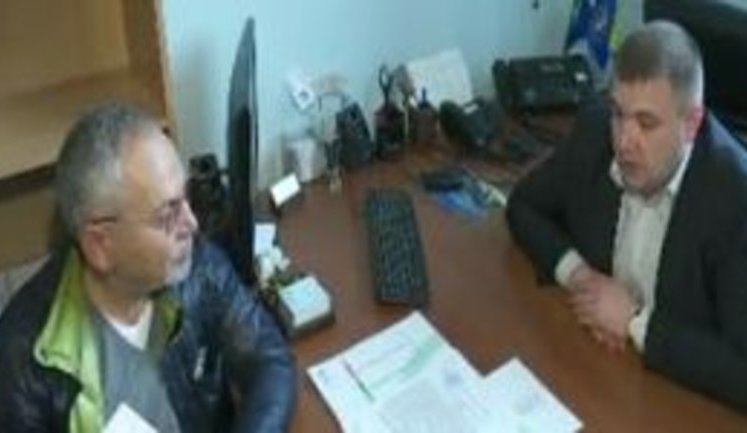 "You’ve submitted certificate of clean criminal record to Interior Ministry, however, you're actually person of interest," Shuster’s work permit cancelled due to "incorrect" information. PHOTOS+VIDEO