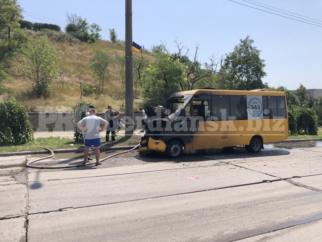 Маршрутка загорелась на ходу в Бердянске 02