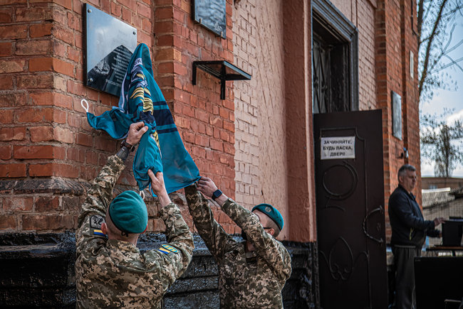 Меморіальну дошку загиблому на Донбасі морпіху 36-ї ОБрМП Олександру Швецю відкрили в Олександрії 11