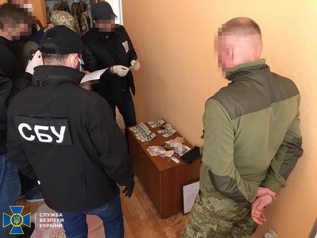 Начальник отдела Госпогранслужбы вымогал $1,1 тыс. за беспрепятственное прохождение подчиненным военной службы на Буковине, - СБУ 03