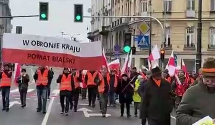 Polish farmers launch general strike near government building in Warsaw. VIDEO