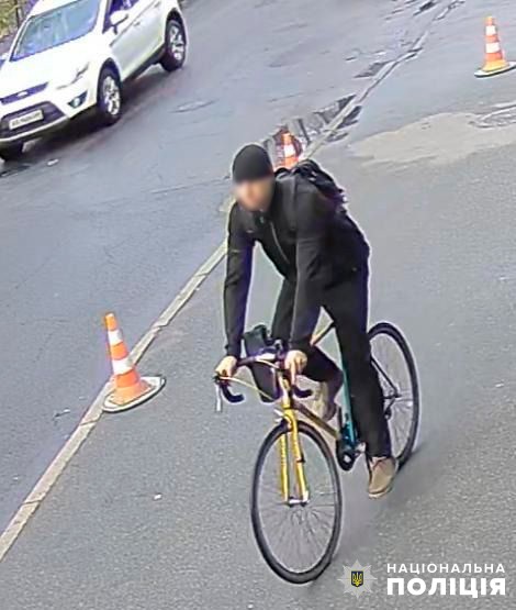 Cyclist rode through Kyiv’s Podil and poured red paint on people. He was detained 01