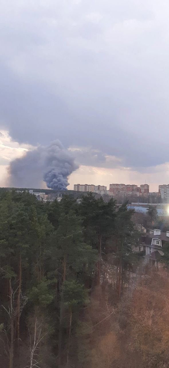 Spare parts warehouse is on fire in suburbs of Moscow, locals say they heard explosion - Russian media 01