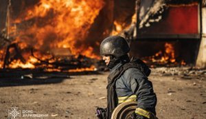 Ворожі дрони атакували поштовий термінал у передмісті Харкова. ФОТОрепортаж