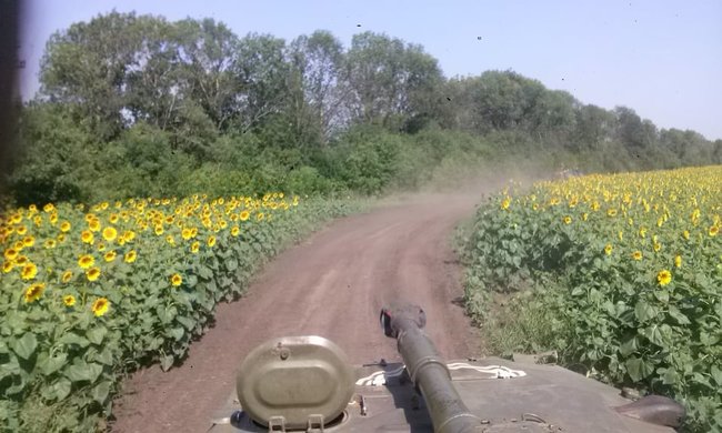 Артилерист Максим Баглєй: Розповіді, що от коли прийдуть до мене додому, тоді я буду воювати, я не сприймаю. Коли вони прийдуть аж додому, ти отримаєш кулю в живіт... Тому краще їх зупиняти десь там 06