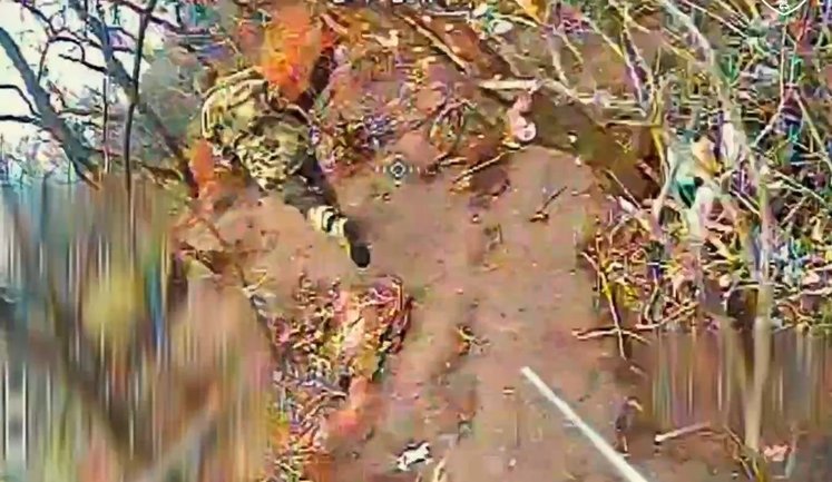 Пілоти батальйону SIGNUM двома FPV-дронами уразили російського пілота БпЛА. ВIДЕО