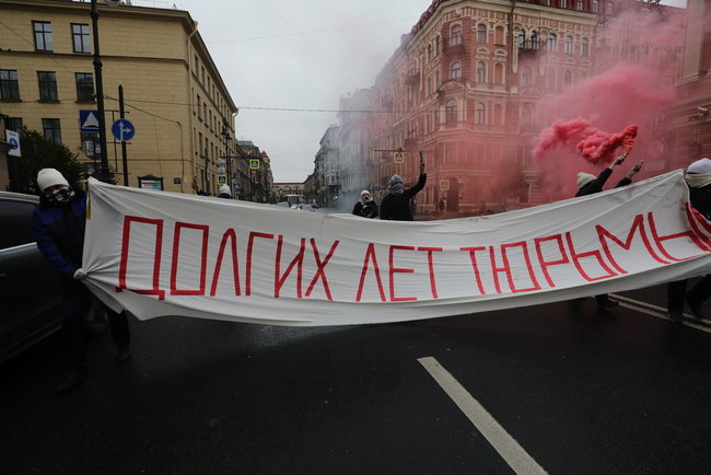 Довгих років вязниці, - в Петербурзі Путіна привітали з днем народження 01