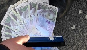Під час одержання хабара затримано співробітника Центру надання адмінпослуг Хмельницької міськради. ФОТО