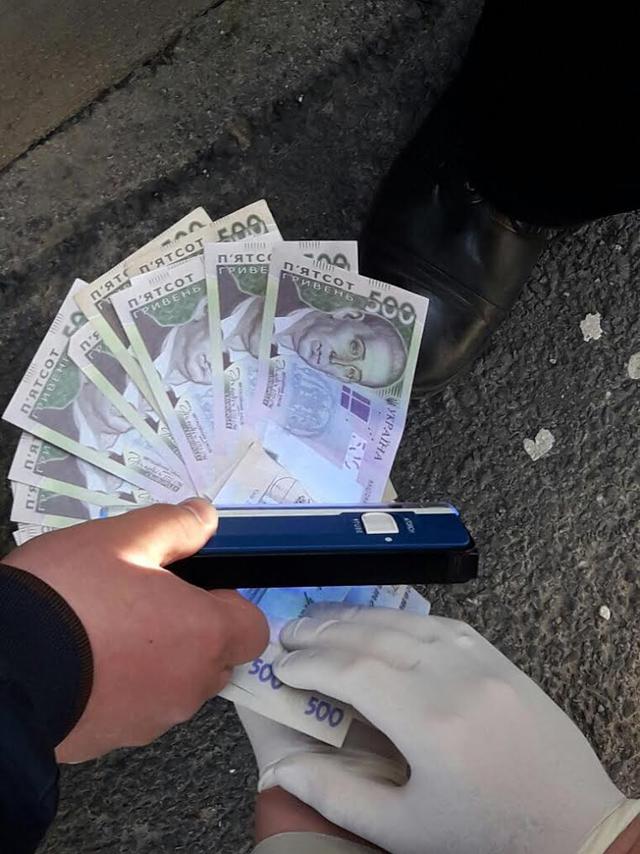 Під час одержання хабара затримано співробітника Центру надання адмінпослуг Хмельницької міськради 01