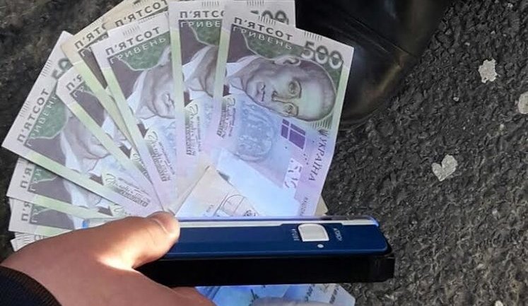Під час одержання хабара затримано співробітника Центру надання адмінпослуг Хмельницької міськради. ФОТО