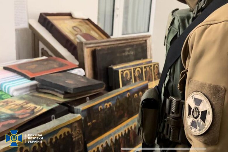 СБУ повернула литовському дипломату ікони, які були вкрадені під час окупації Херсону 05