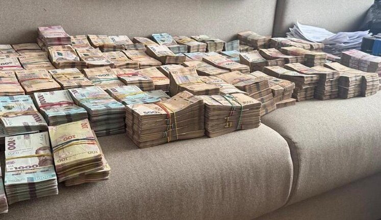 БЕБ ліквідувало конвертаційний центр на Київщині, який допомагав компаніям ухилятися від сплати податків. ФОТО