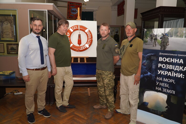 Военная разведка показала военным атташе фильм об освобождении острова Змеиный 02