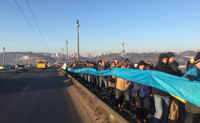 Українці створили живий ланцюг Соборності на мосту Патона в Києві 04 Українці створили живий ланцюг Соборності на мосту Патона в Києві 04