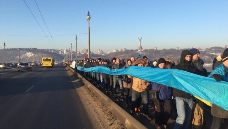 Українці створили "живий ланцюг Соборності" на мосту Патона в Києві. ВІДЕО+ФОТО