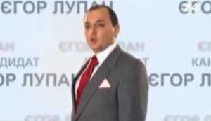 Янукович и Азаров два года реализуют предвыборные обещания Егора Лупана: "Я не буду строить дороги. У меня лично будет вертолет". + ВИДЕО