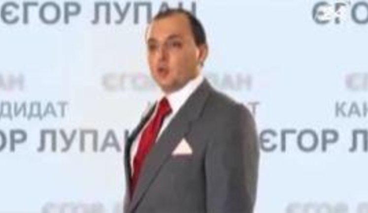 Янукович и Азаров два года реализуют предвыборные обещания Егора Лупана: "Я не буду строить дороги. У меня лично будет вертолет". + ВИДЕО