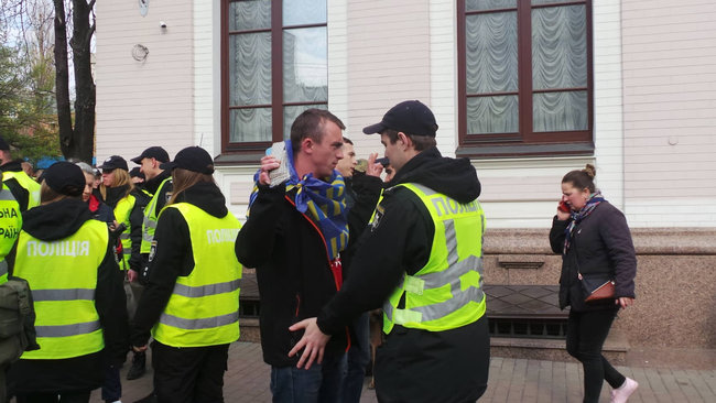 На вход в НСК Олимпийский образовались очереди 06