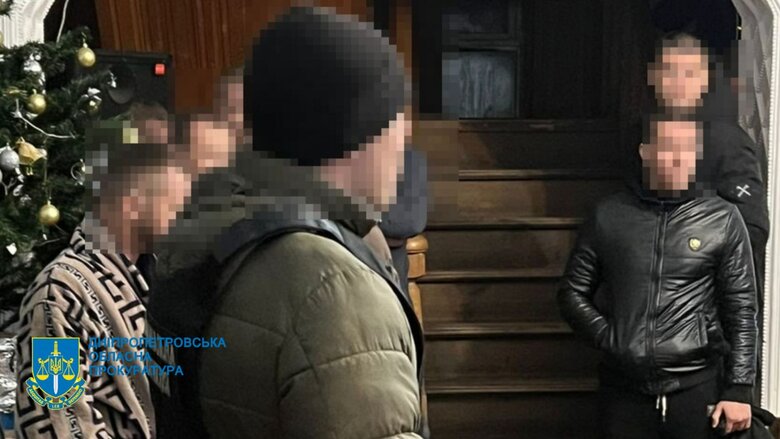 Четверо чоловіків з Дніпра утримували в трудовому рабстві 50 людей 07