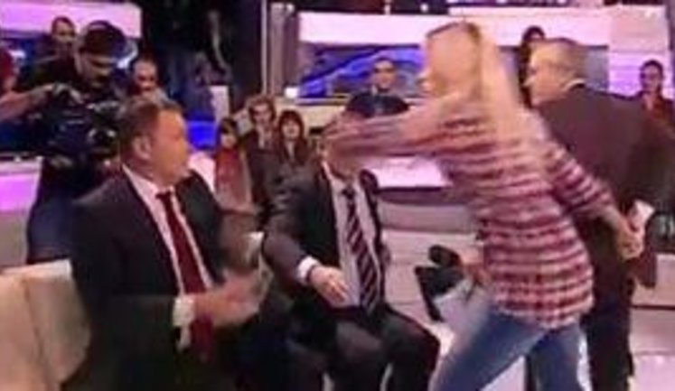 Колесниченко получил в морду от FEMEN: Убирайтесь к чертовой матери! Иначе мы все из-за вас будем в ж#пе. + ВИДЕО.