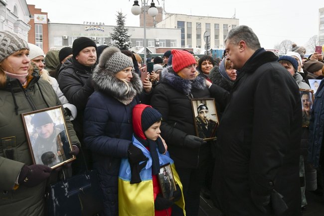 Порошенко в Білій Церкві взяв участь у зустрічі військовослужбовців 72-ї ОМБр, які повернулися із зони проведення ООС 11