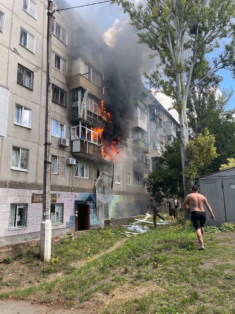 Russians hit center of Kramatorsk, there are victims 03