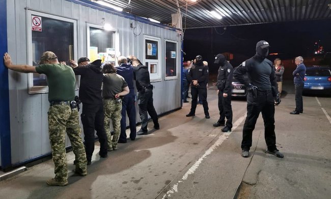 СБУ разоблачила таможенников, обложивших данью въезжающих в Украину граждан 02 СБУ разоблачила таможенников, обложивших данью въезжающих в Украину граждан 02