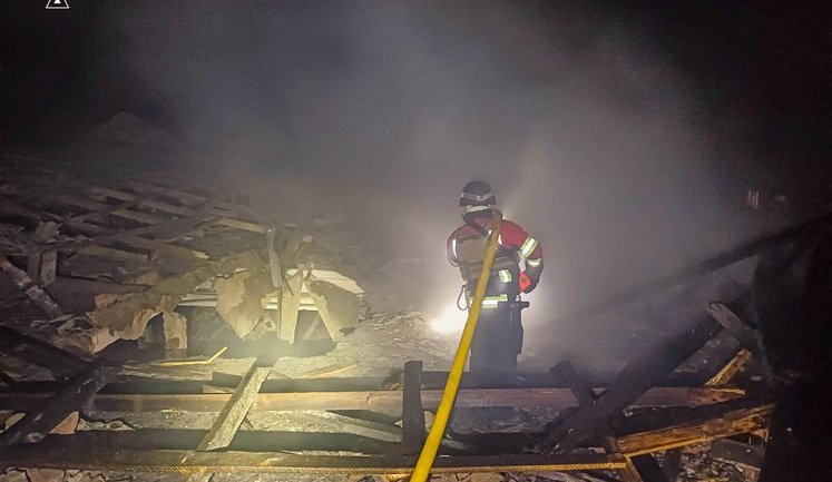 РФ атакувала Чернігівщину і Сумщину: спалахнули пожежі на об’єкті інфраструктури та в житловому секторі. ФОТОрепортаж