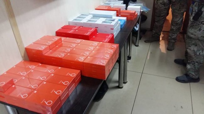 Таможенники изъяли в Борисполе рекордную партию мобильных телефонов 01