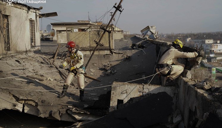 Атака РФ на багатоповерхівку у Полтаві: рятувальники демонтували частини перекриття на верхньому поверсі. ВІДЕО+ФОТОрепортаж