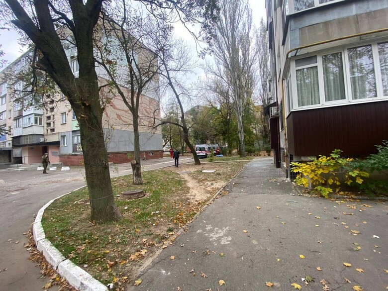 Последствия утренних обстрелов Херсона: погибла сотрудница ГВА, два человека ранены 01