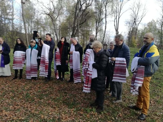 Десятки польських активістів виступили за відновлення зруйнованих українських могил 01