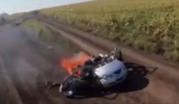 Російський БпЛА "Молнія" завдав удару по цивільному автомобілю біля Краматорська. ВIДЕО