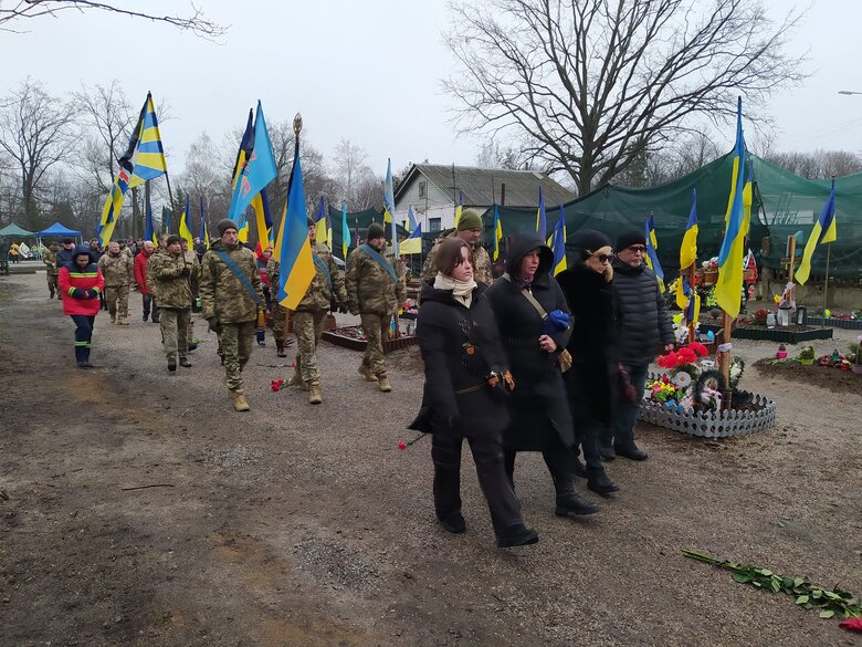 У Кропивницькому попрощалися з пілотом штурмовика Олександром Жибровим, який спрямував свій літак на скупчення ворожої техніки 08
