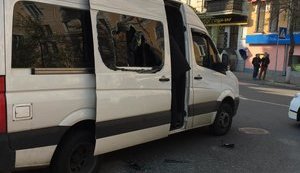 СБУ в центрі Києва провела спецоперацію: "Машину зупинили. Вибили вікна. Водія і хлопця витягли, зв'язали й забрали", - очевидці. ВІДЕО+ФОТО