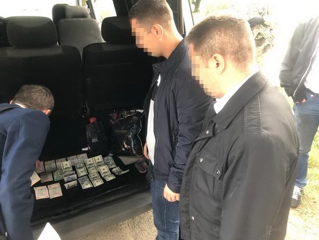 СБУ задержала трех таможенников-взяточников на Львовщине 04