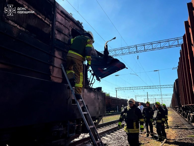 Russia struck a train in the Odesa region: railway workers killed