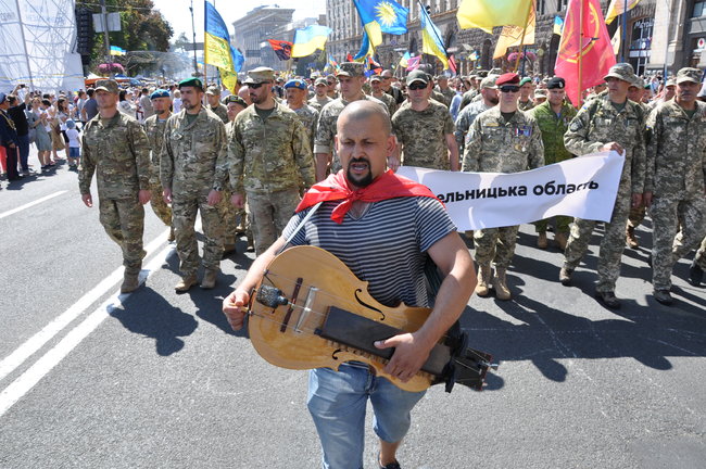 Давно не було таких теплих маршів: тисячі бійців пройшли центром столиці 09