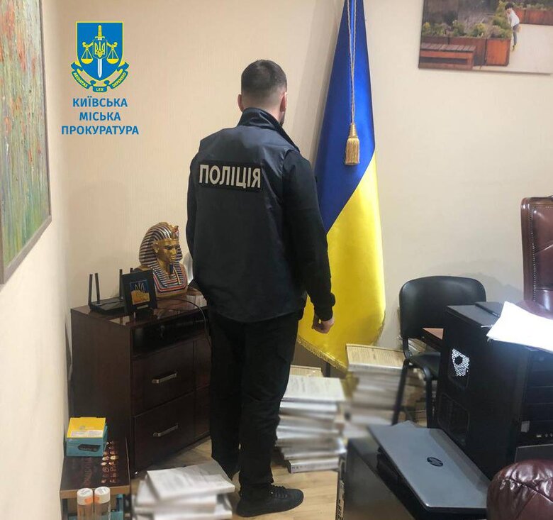 Підроблювали документи від імені нотаріуса, який був за кордоном