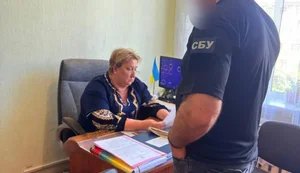 На Закарпатті викладачку коледжу затримали на хабарі у $700 за фіктивне оформлення військовозобов’язаних на навчання. ФОТО