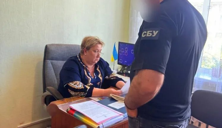 На Закарпатті викладачку коледжу затримали на хабарі у $700 за фіктивне оформлення військовозобов’язаних на навчання. ФОТО