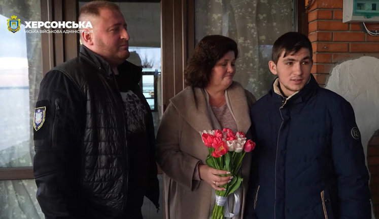 Kept in torture chamber in Kherson: 22-year-old man who spent 2 years under the occupiers’ surveillance is evacuated. VIDEO