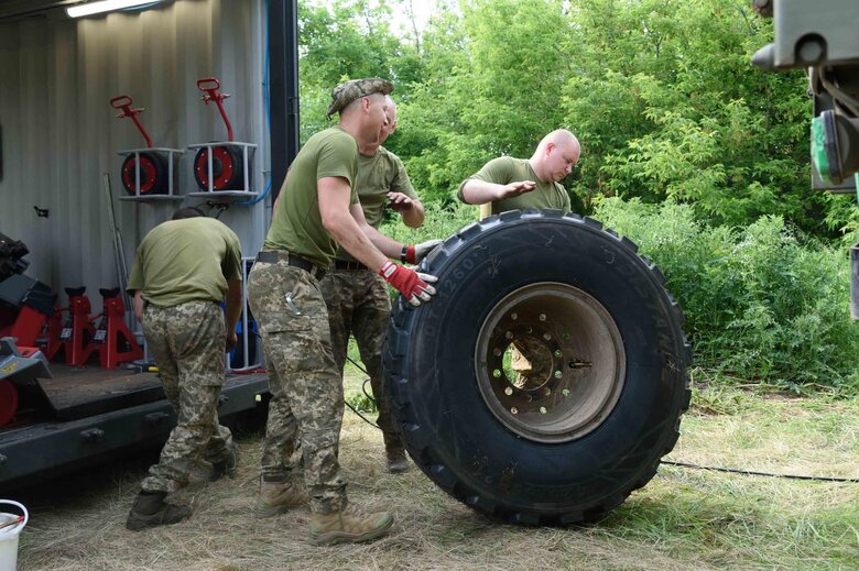 Десантники на Донеччині отримали тягач Foden та мобільний шиномонтаж 03
